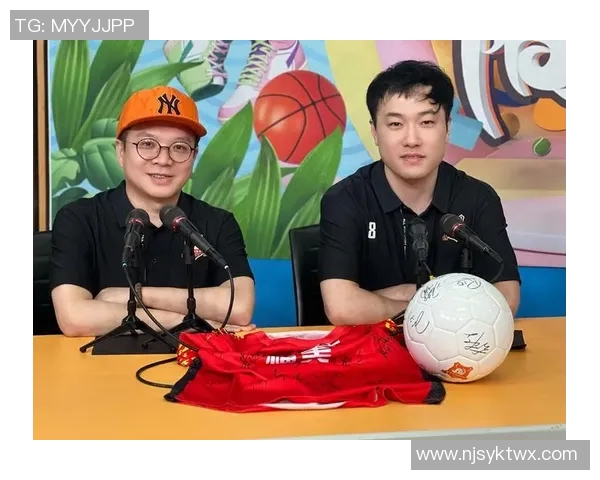 足球明星与球迷亲密合照背后的故事与感动分享