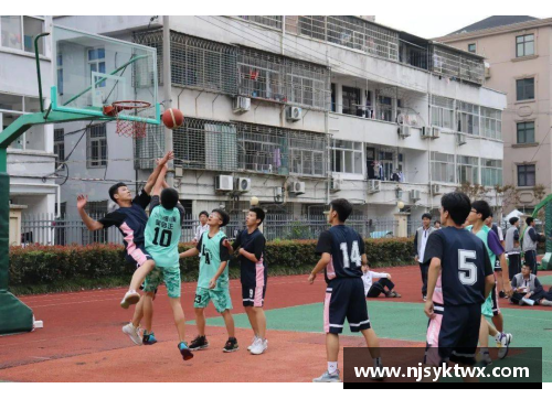 米兰体育紧张激烈的比赛，球员们球场上斗志昂扬